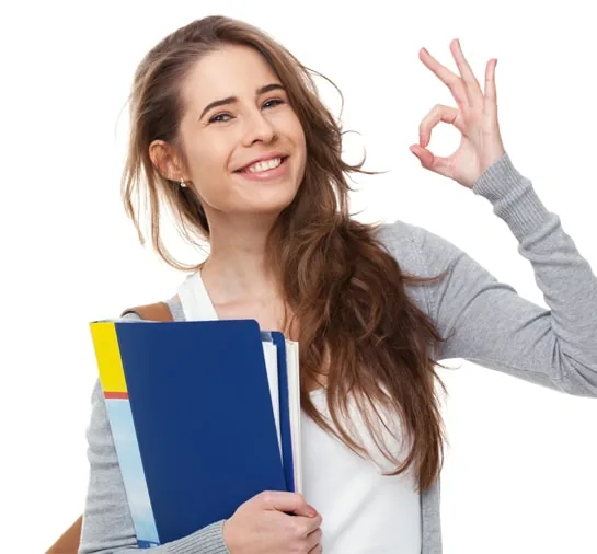 Una studentessa dell’Istituto Interstudio con i suoi quaderni